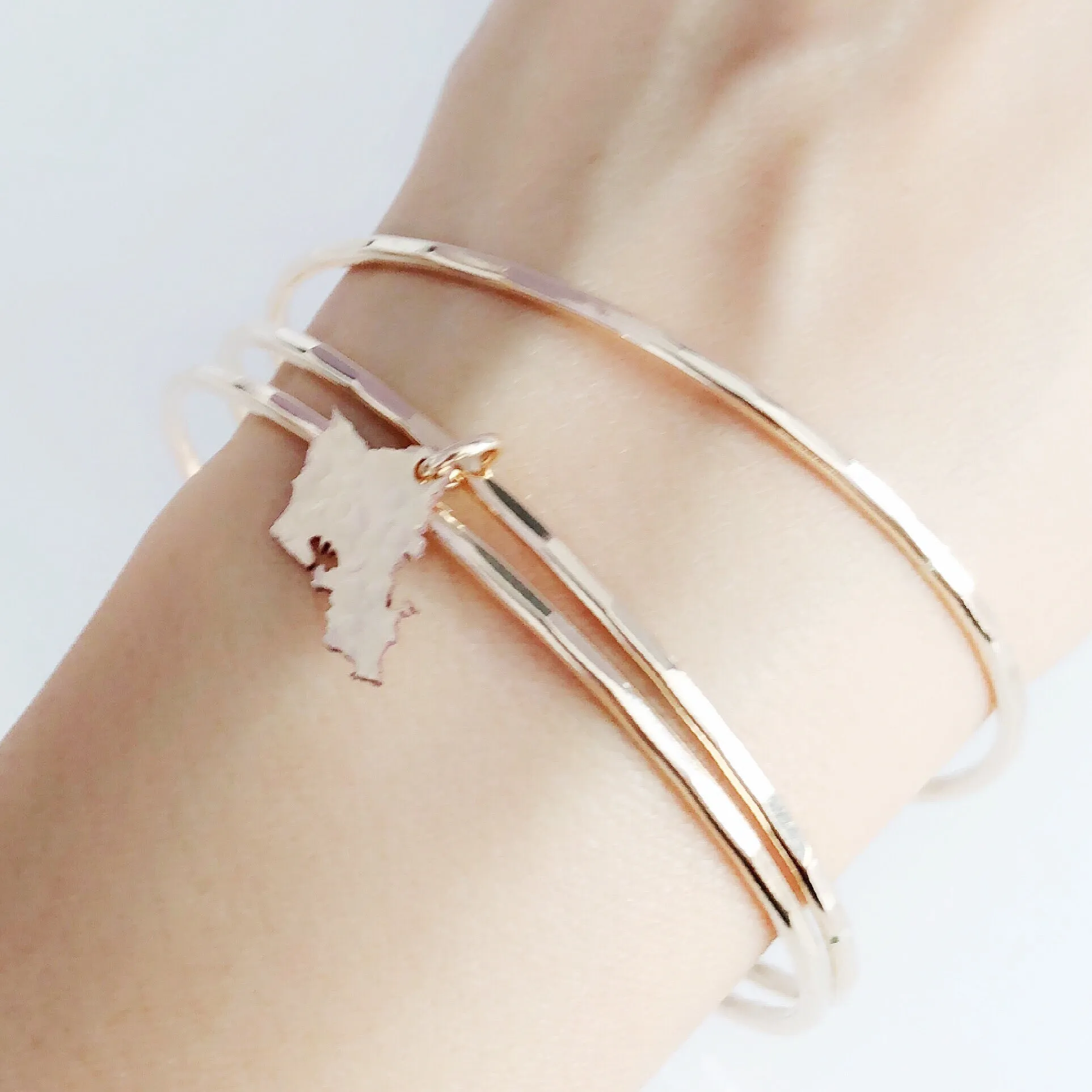 Oahu charm bangle (B371)